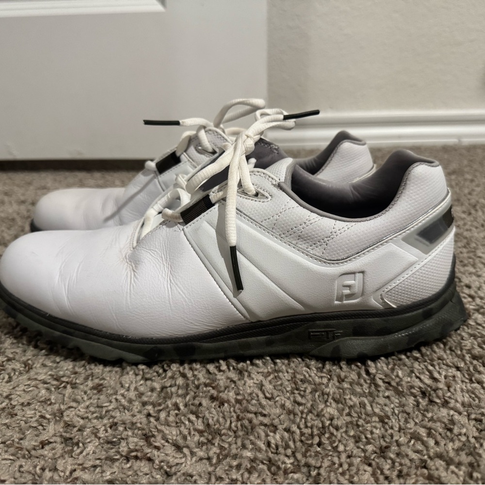 FootJoy Men's White and Gray Athletic Shoes